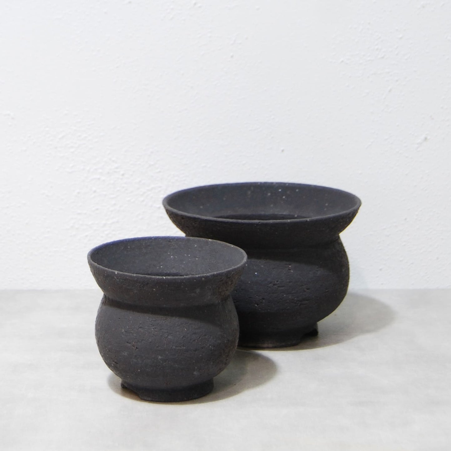 黒鉄釉 丸段型植木鉢 M かみ山陶器