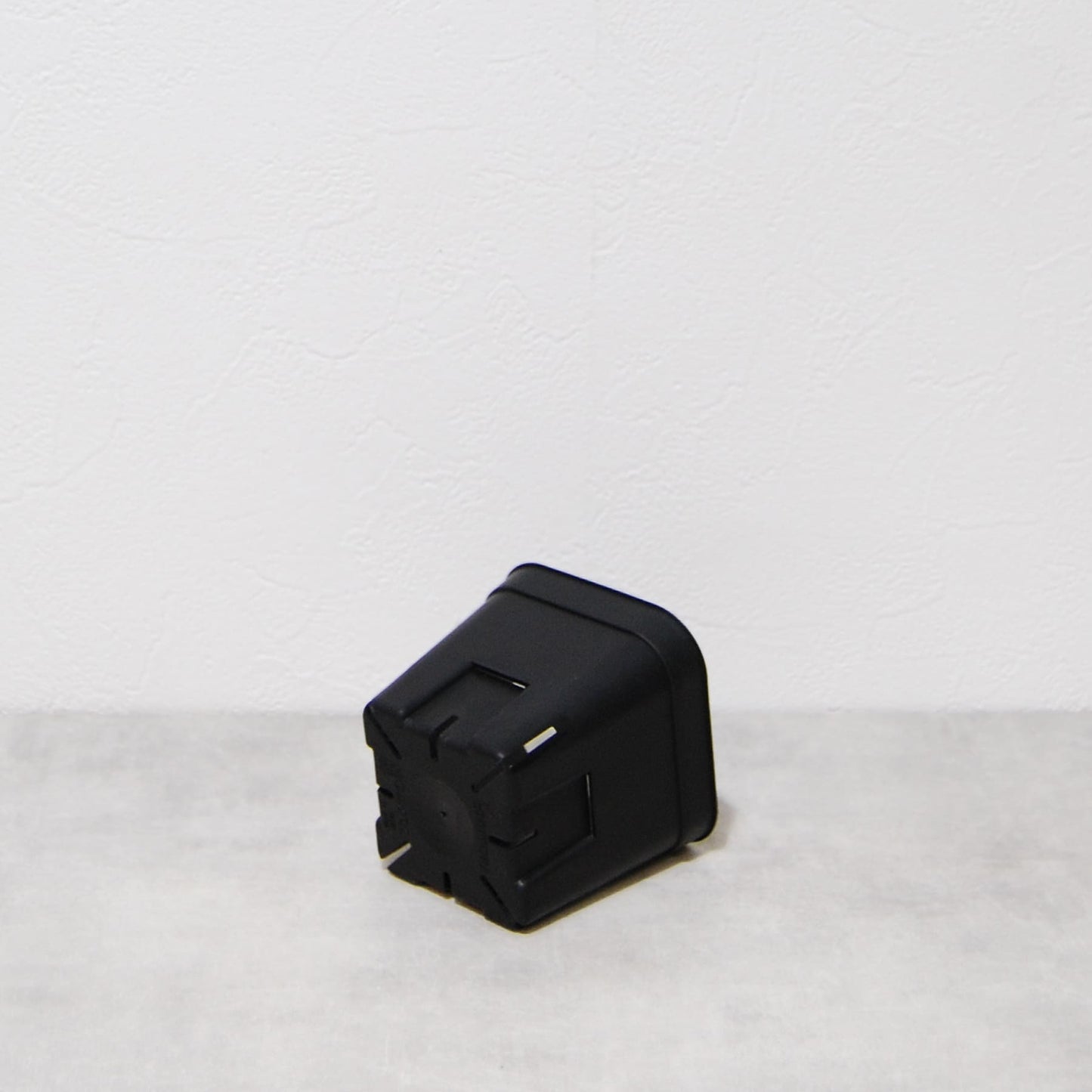 プレステラ 90 黒(ブラック スリット鉢) 日本ポリ鉢販売