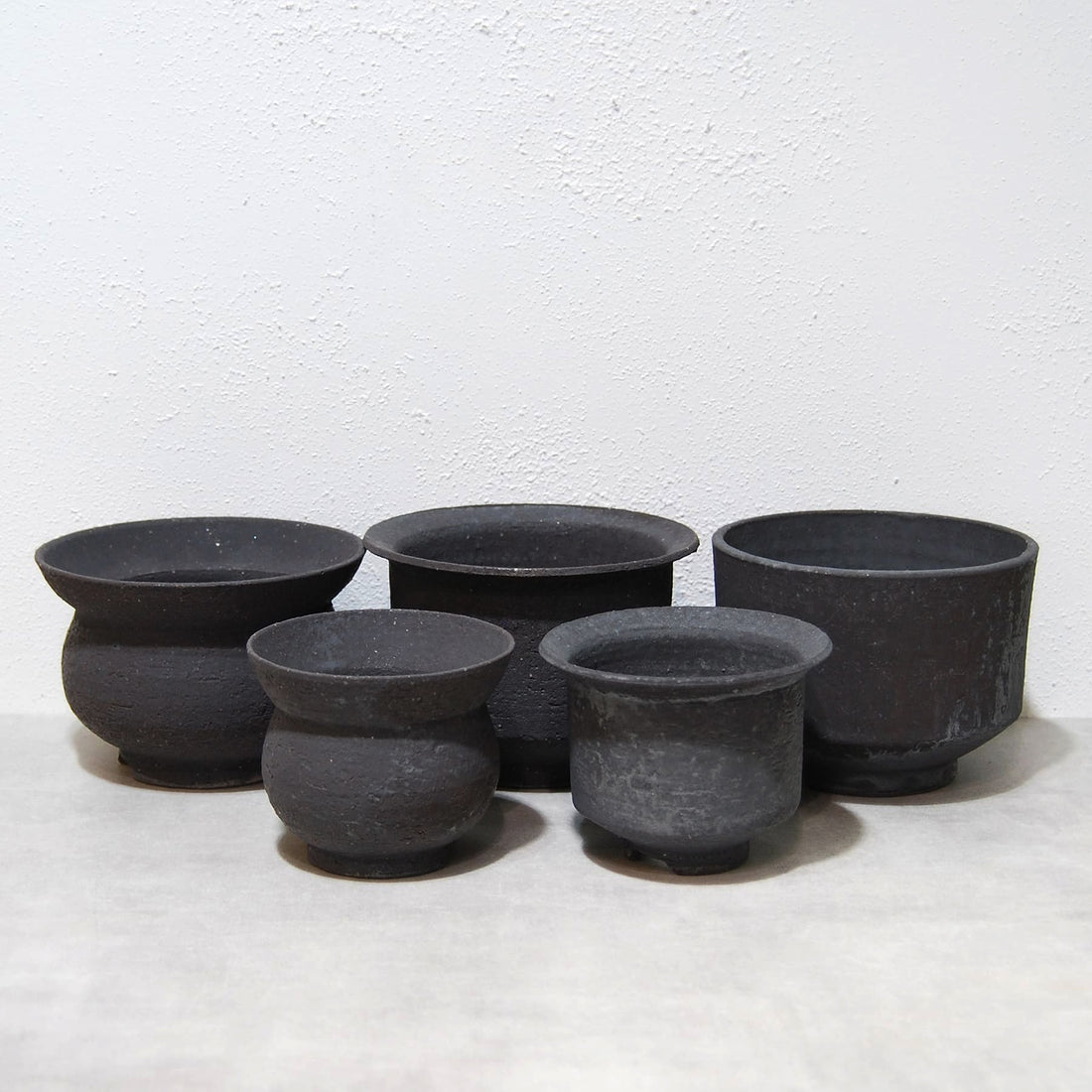 かみ山陶器さんの黒鉄釉植木鉢を追加しました！