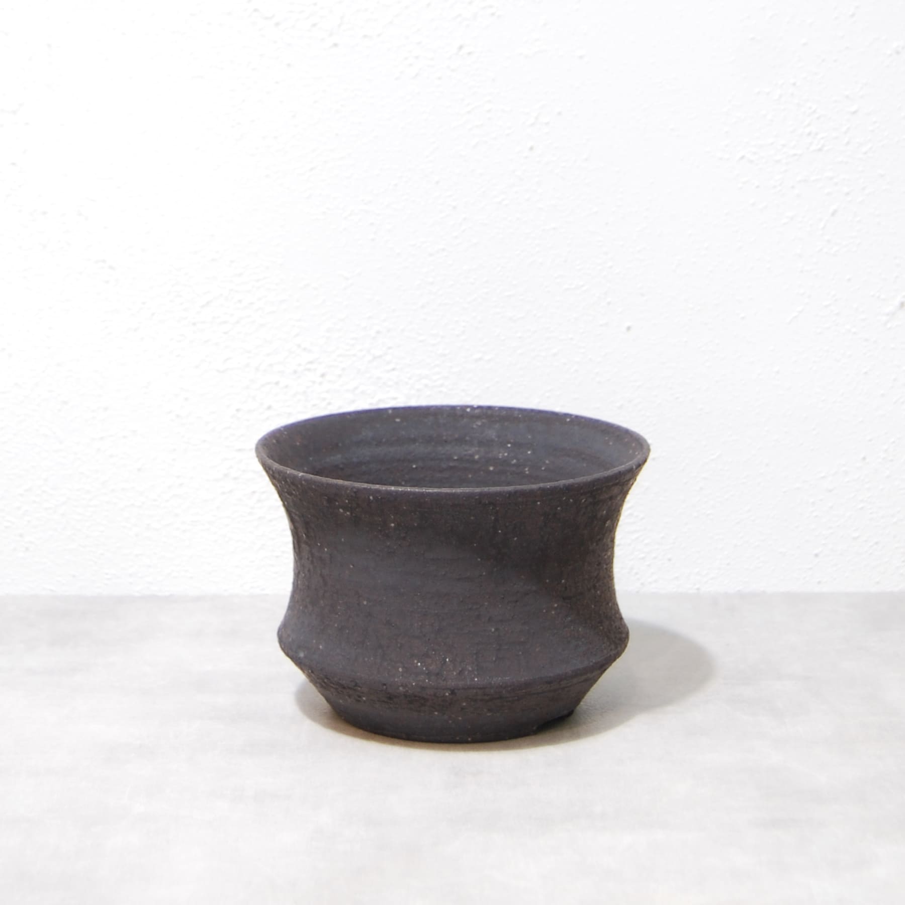 黒鉄釉 中深ソリ鉢 S かみ山陶器 – linkplants -リンクプランツ-