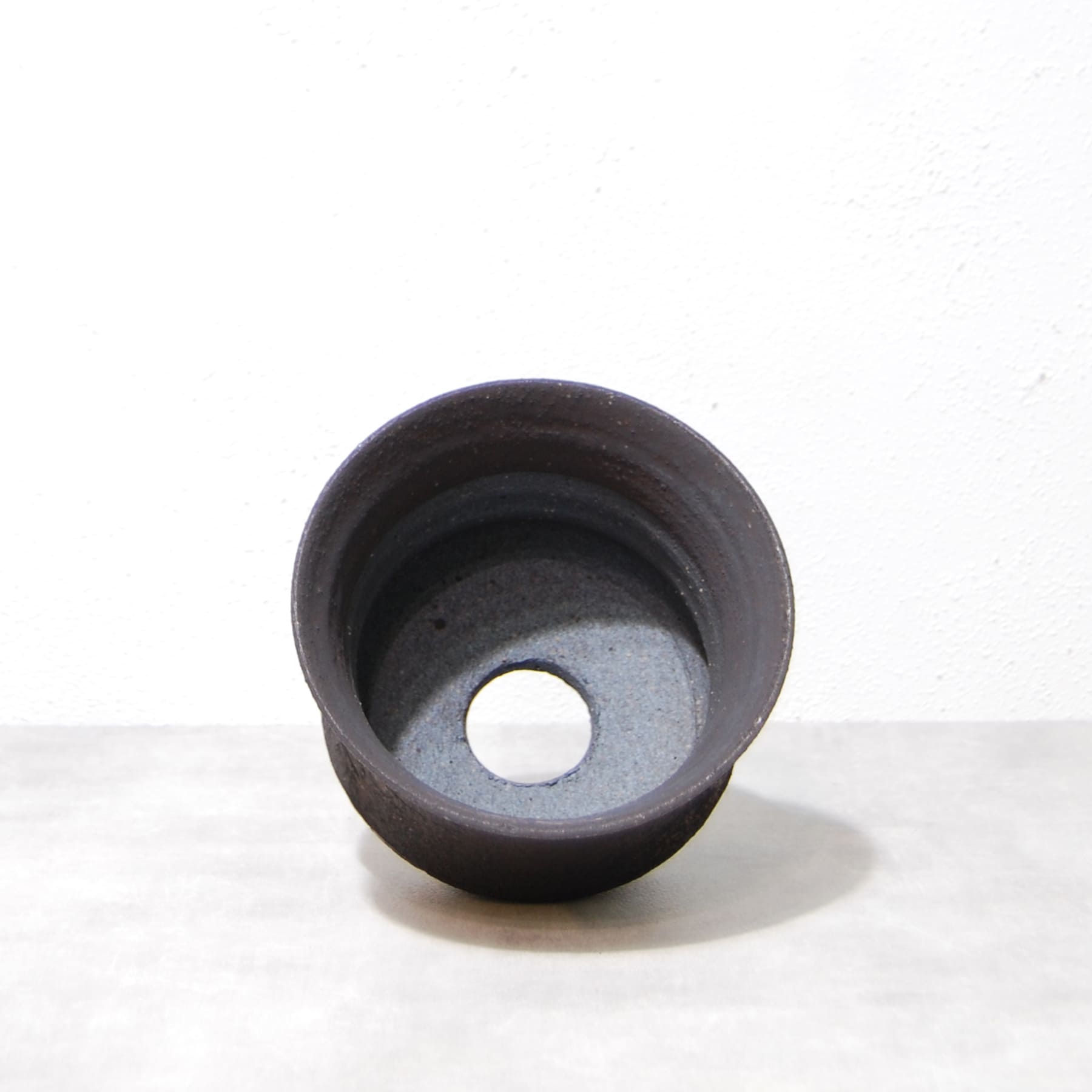 黒鉄釉 中深ソリ鉢 S かみ山陶器 – linkplants -リンクプランツ-