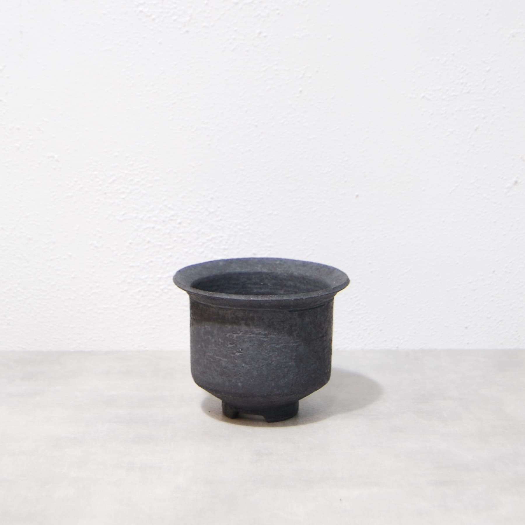 黒鉄釉 中深エン付鉢 S かみ山陶器 – linkplants -リンクプランツ-