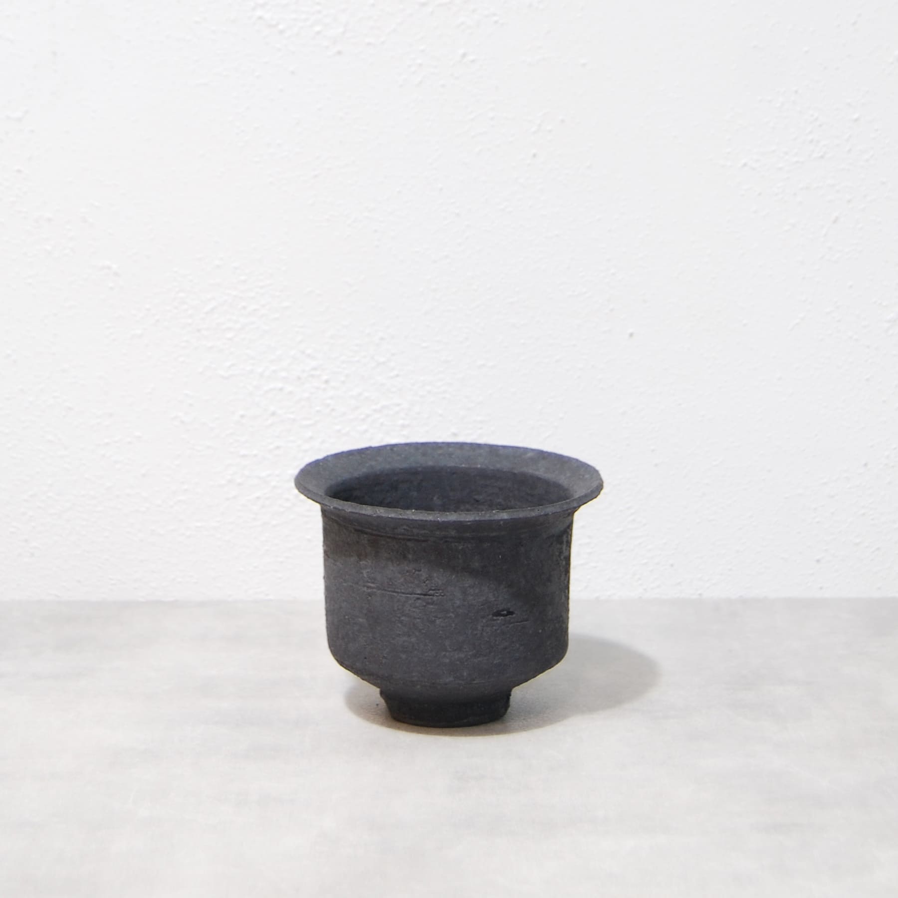 黒鉄釉 中深エン付鉢 S かみ山陶器 – linkplants -リンクプランツ-