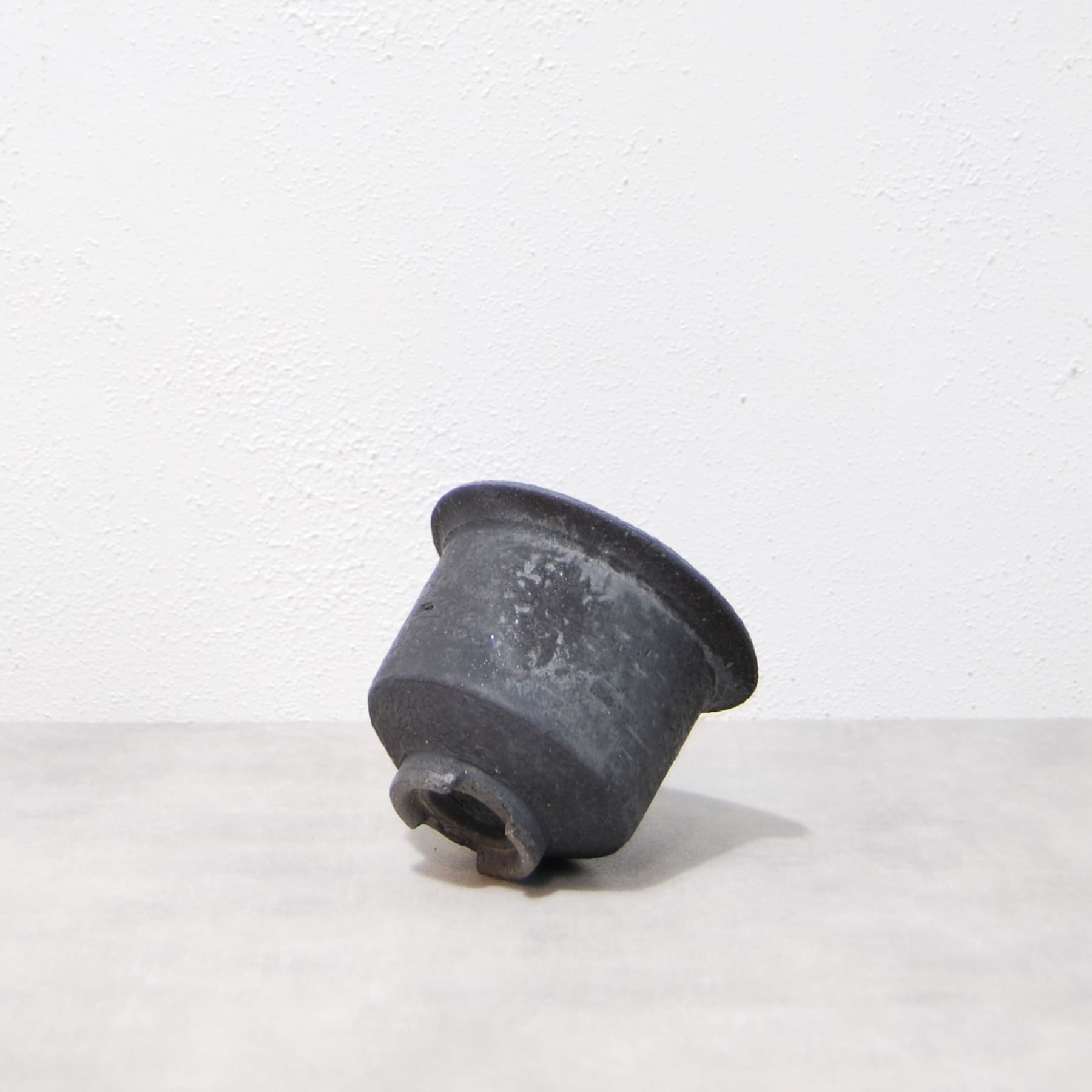 黒鉄釉 中深エン付鉢 S かみ山陶器 – linkplants -リンクプランツ-