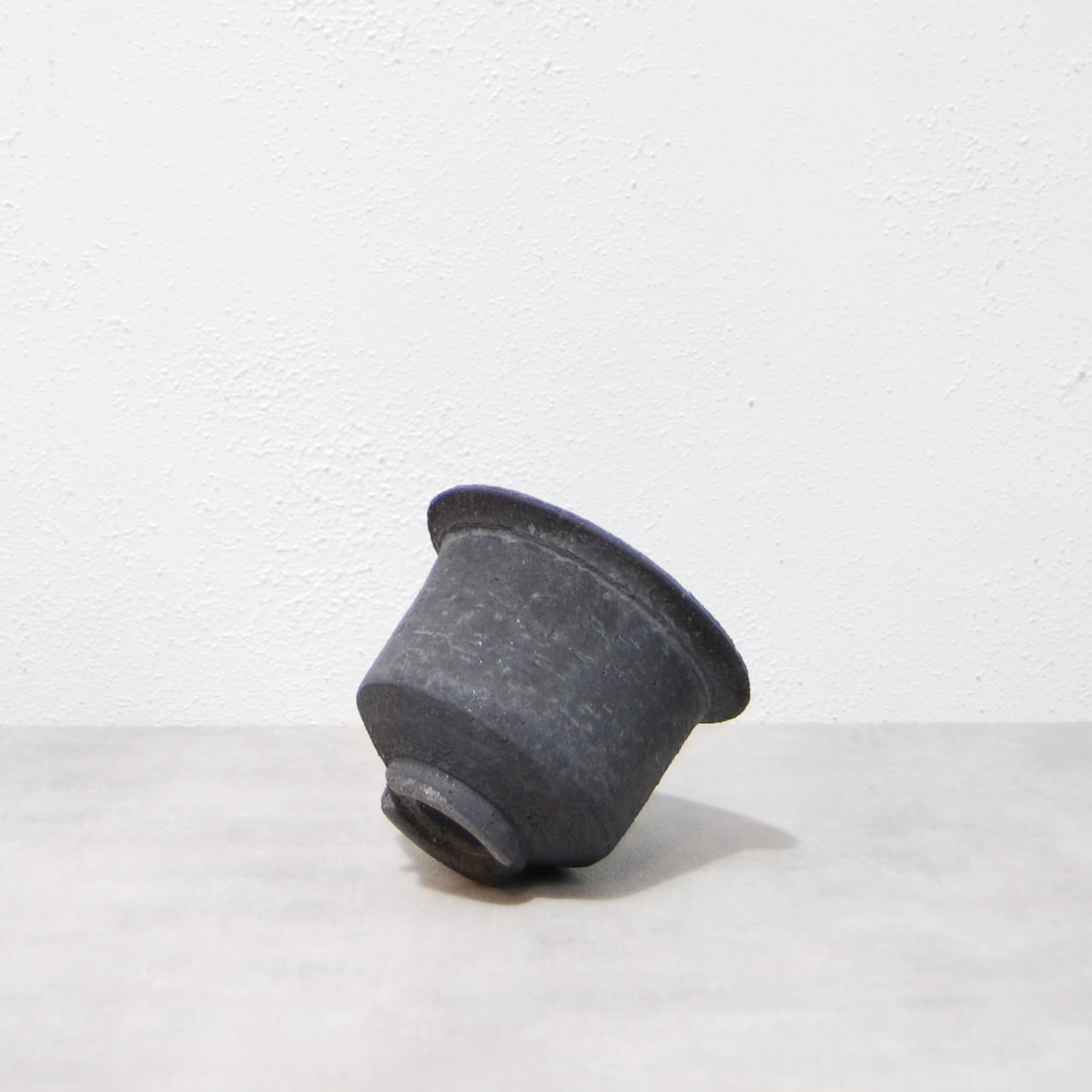 黒鉄釉 中深エン付鉢 S かみ山陶器 – linkplants -リンクプランツ-