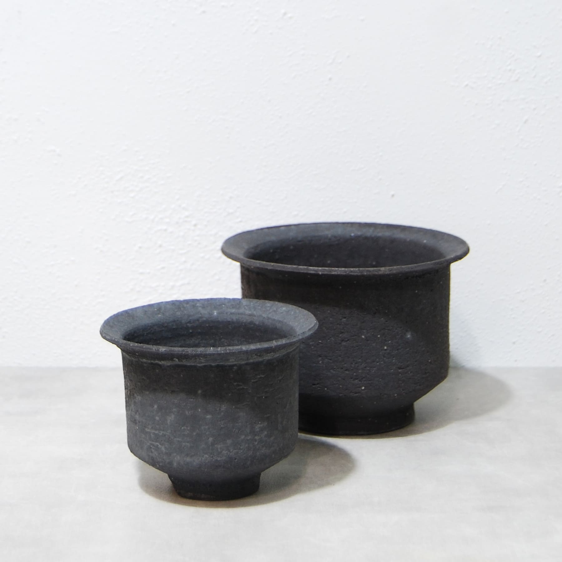 黒鉄釉 中深エン付鉢 S かみ山陶器 – linkplants -リンクプランツ-