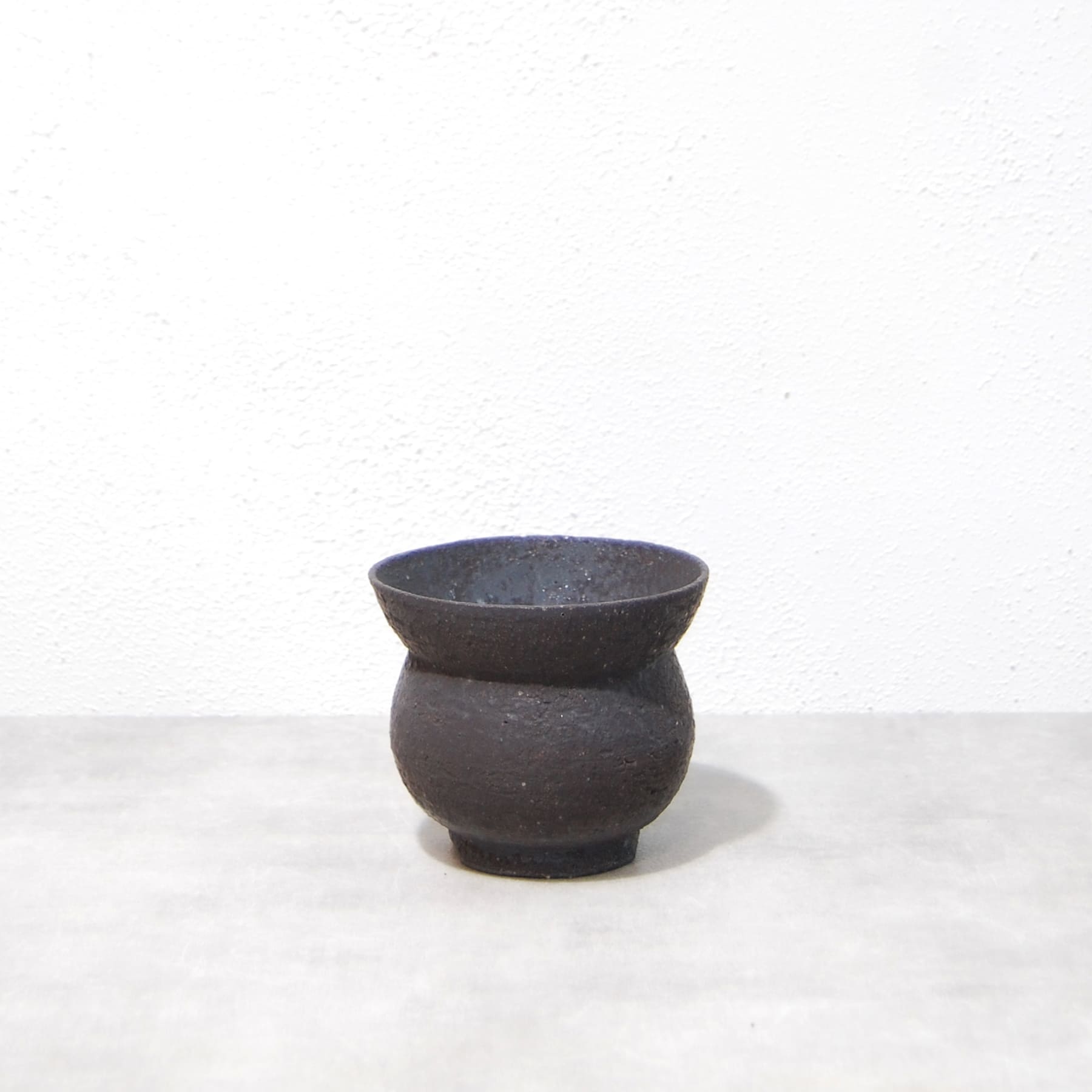 黒鉄釉 丸段型植木鉢 S かみ山陶器 – linkplants -リンクプランツ-