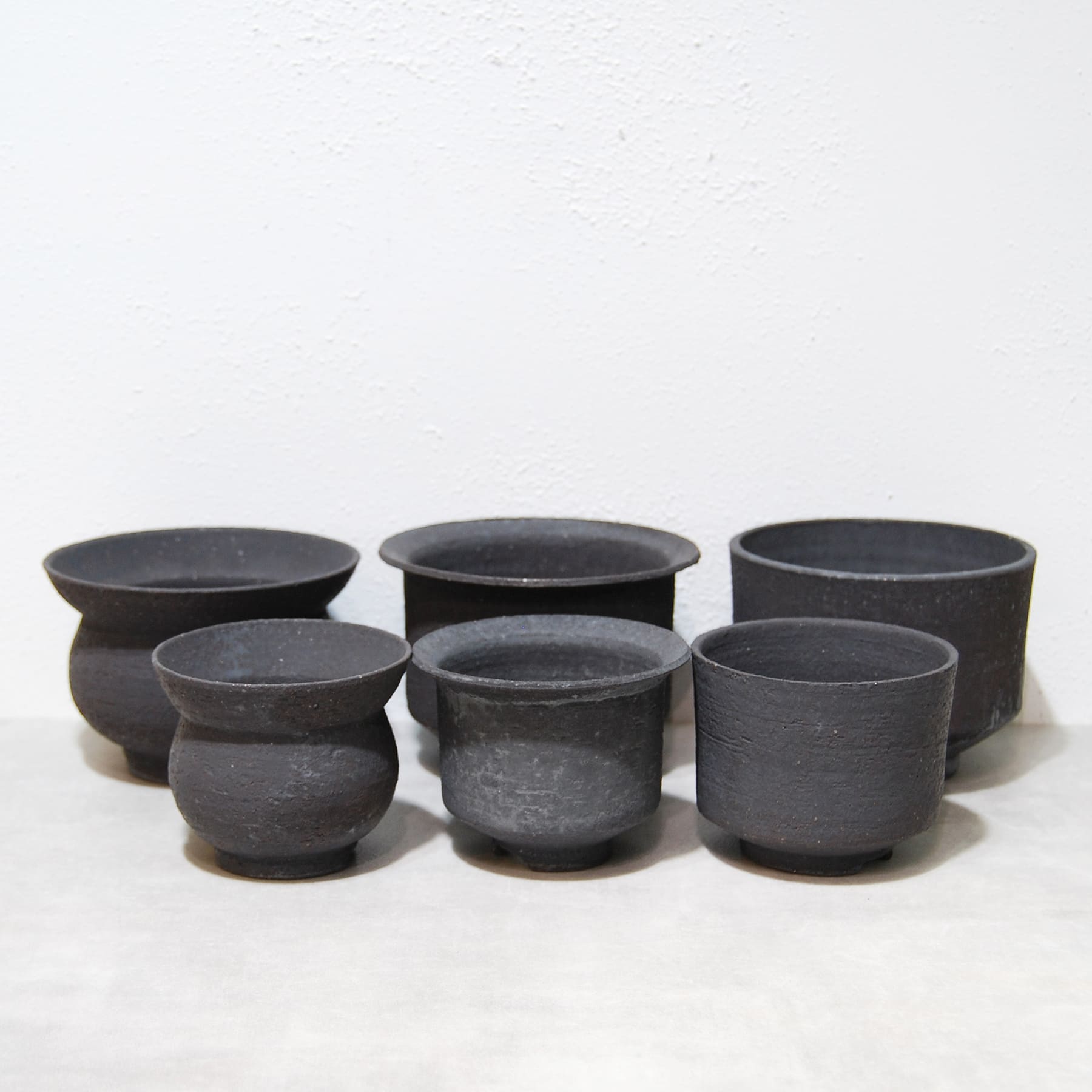 KAMIYAMA 黒鉄釉　かみ山陶器　植木鉢　ハンドメイド かみ山陶器 黒鉄釉波形鉢 | Ducks ( plants. )
